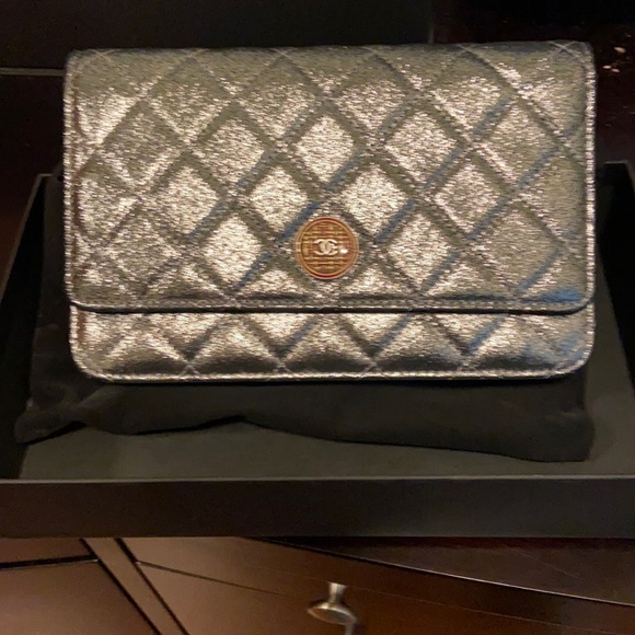 Chanel wallet on a chain - Picture 1 of 9